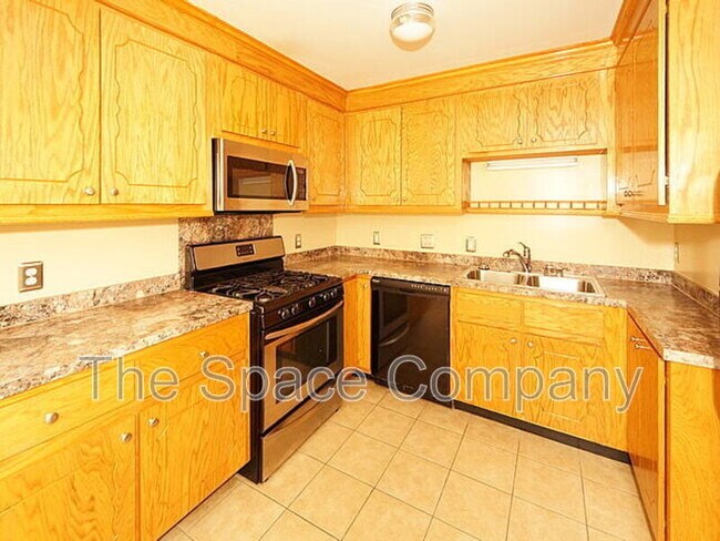 Building Photo - 995 King St