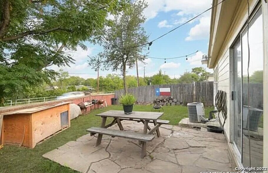 Building Photo - 1427 Range Fld