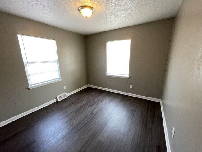 Building Photo - 4 bed Garage conversion in Okc