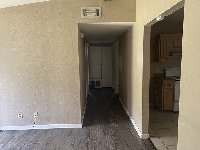 Building Photo - 2709 Edgewood Dr