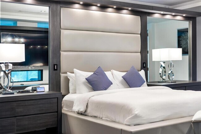 Building Photo - 300 Royal Plaza Dr