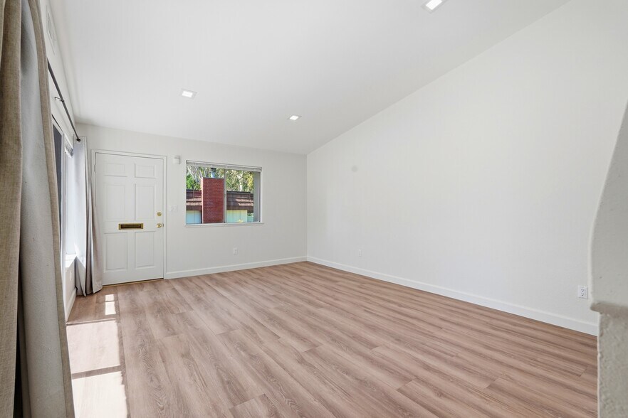 Building Photo - 10432 Larwin Ave