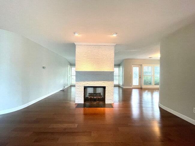 Building Photo - AVAIL IN AUGUST- Immaculate, 3/2 Home in M...