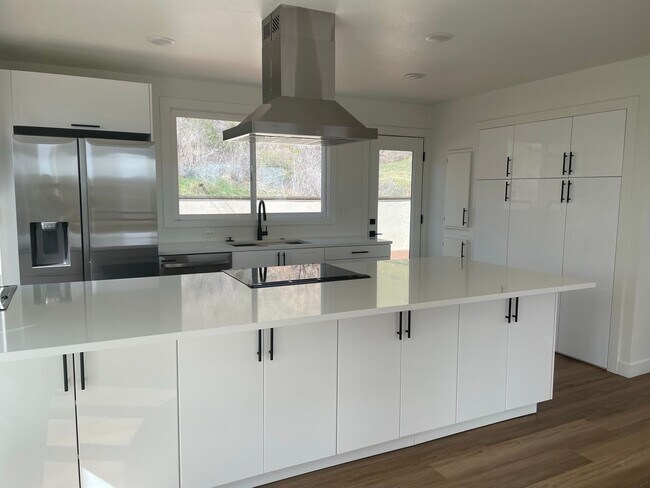 Building Photo - LUX 3BD, 3BA Foothills Home Only 5 Minutes...