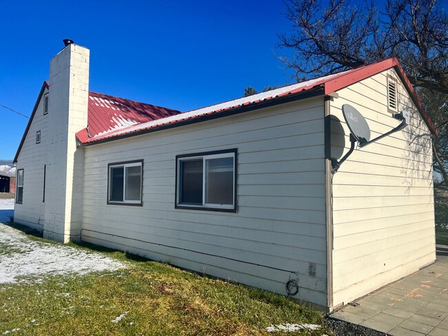 Building Photo - Charming 3 Bedroom 2 Bathroom Country Home...