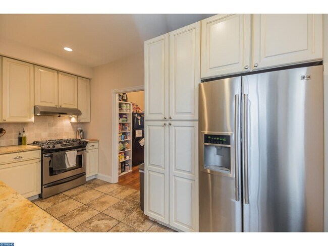 Building Photo - 385 Conarroe St