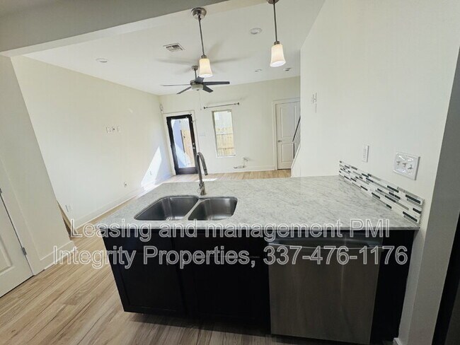 Building Photo - 113 Bayou St