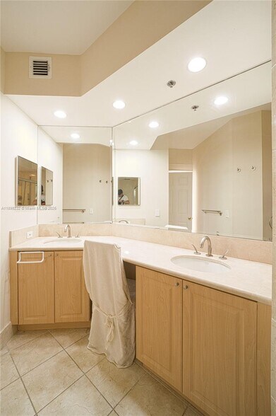 Building Photo - 3255 NE 184th St