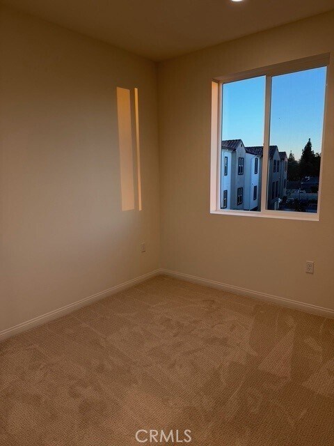 Building Photo - 2420 E Lincoln Ave