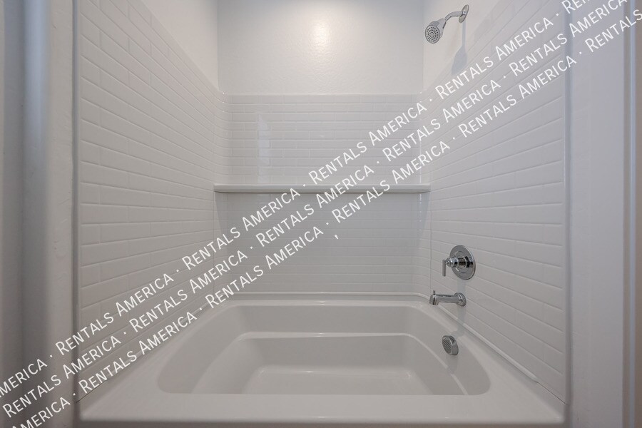 Building Photo - 10151 E Ulysses Ave