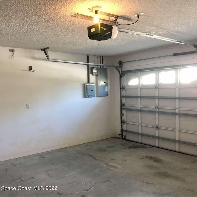 Building Photo - 1281 Rock Springs Dr