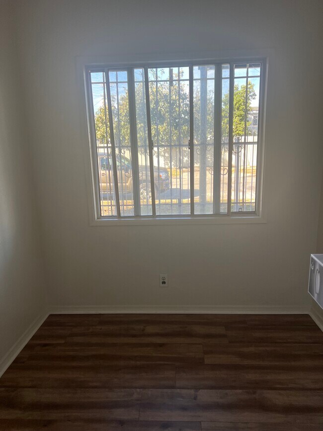 Dining - 108 W 105th St