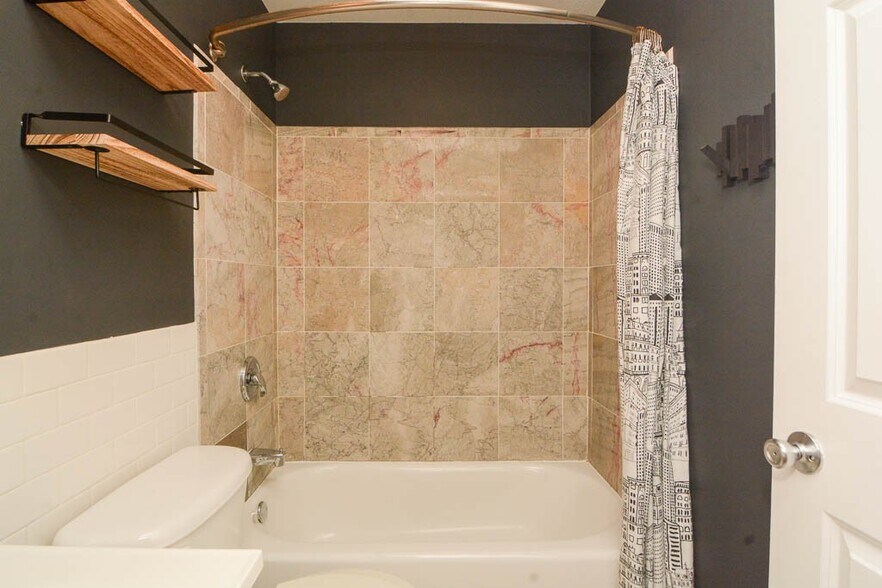 Building Photo - 1450 W Blackhawk St