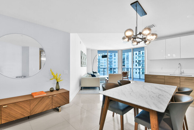 Primary Photo - 1300 Brickell Bay Dr