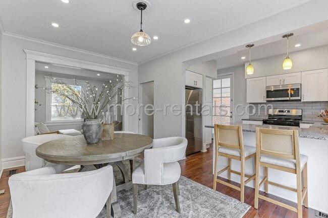 Building Photo - Stunning and move-in ready 3 bdr house