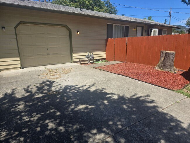 Building Photo - 2 bedroom 1 bath for Rent in Grants Pass
