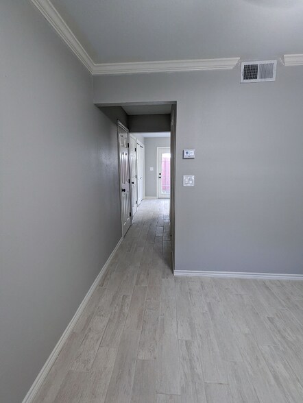 Building Photo - 114 Scofield Ave
