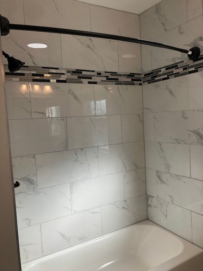 Building Photo - Large remodeled 4bed/2bath close to school...