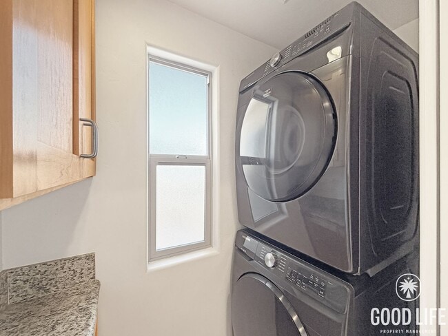 Building Photo - Stunning 3BD/3BA W/ A/C, Attached Garage, and In-Unit Laundry in Pacific Beach!