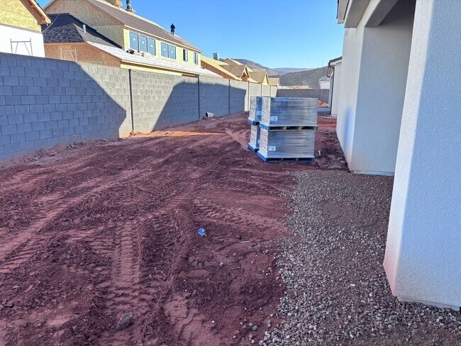 Building Photo - 5 bed 4.5 bath home with pool in Crimson Cliff Boundary