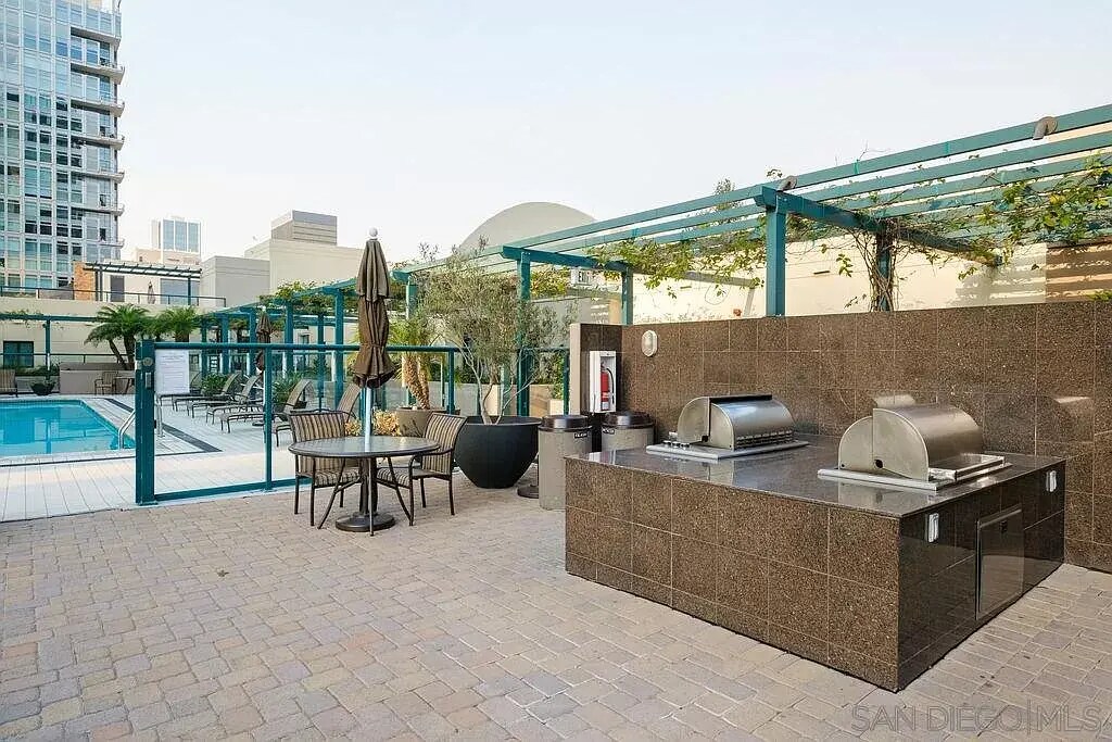 Building Photo - 555 Front St