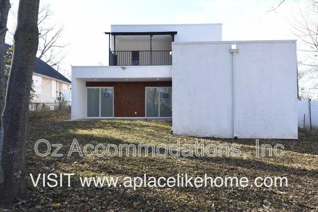 Building Photo - 4011 S Minnie St