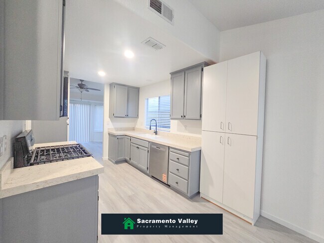 Building Photo - 6916 Shady Woods Way