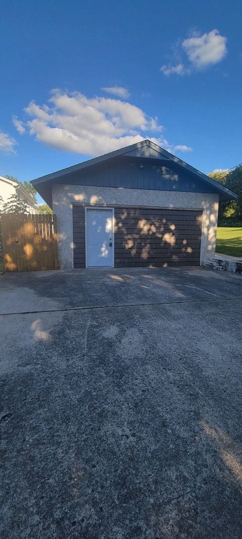 Building Photo - Gorgeous Garage Apartment!