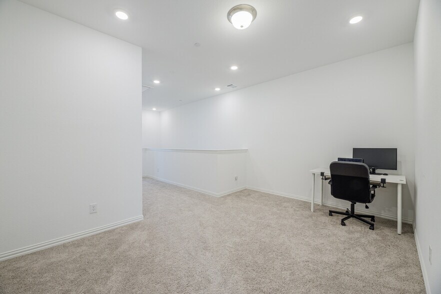 Building Photo - 9939 Schramm St