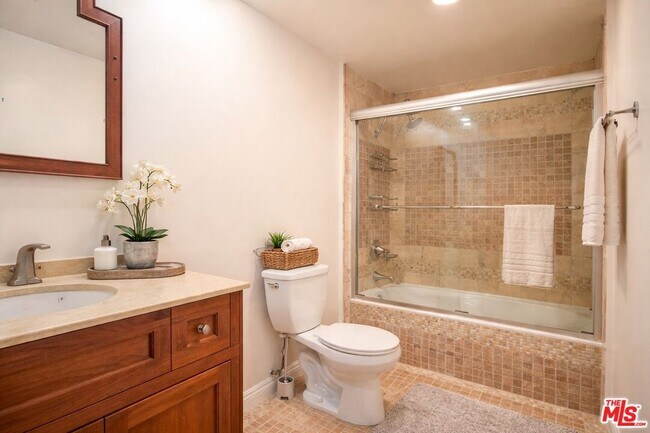 Building Photo - 1154 S Barrington Ave