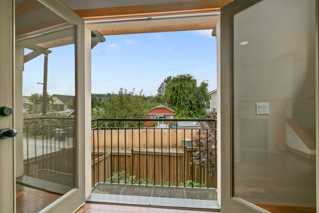 Building Photo - BEAUTIFUL Urban Townhome in Coveted West S...