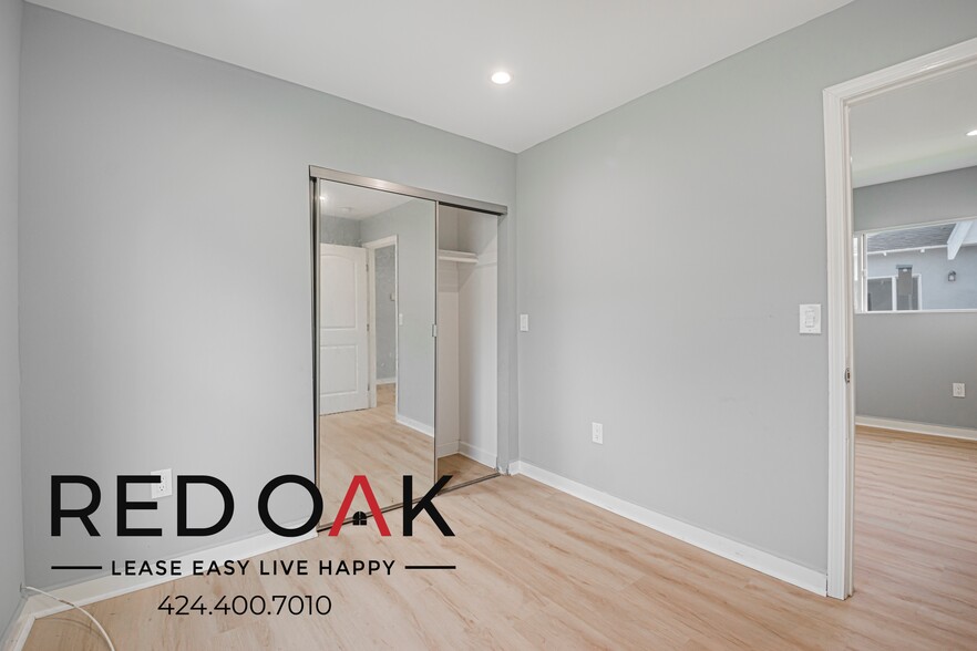 Building Photo - 923 W 75th St