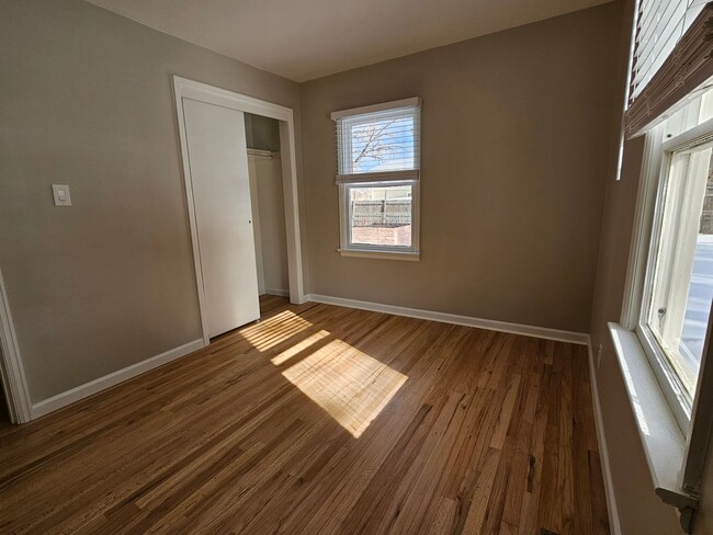 Building Photo - Adorable Light and Bright Refinished 2 Bed...