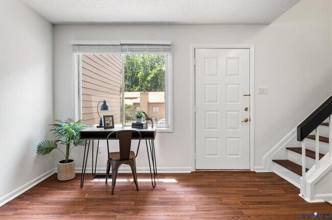 Building Photo - 3 Bedroom Townhome in Henrico!!!