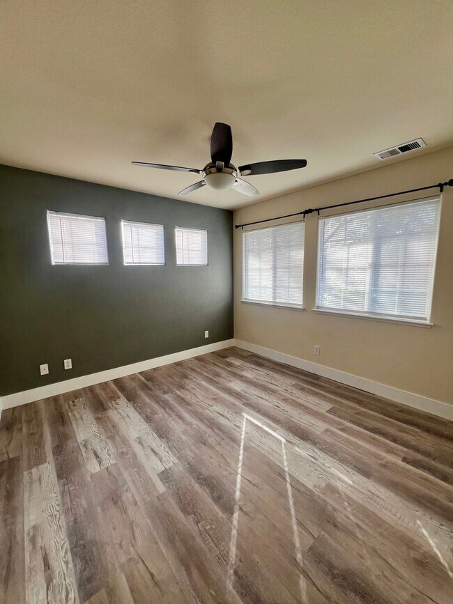 Building Photo - Come check out this lovely 3 bedroom 3 bath home Conveniently located near the Marlow Shopping ce...