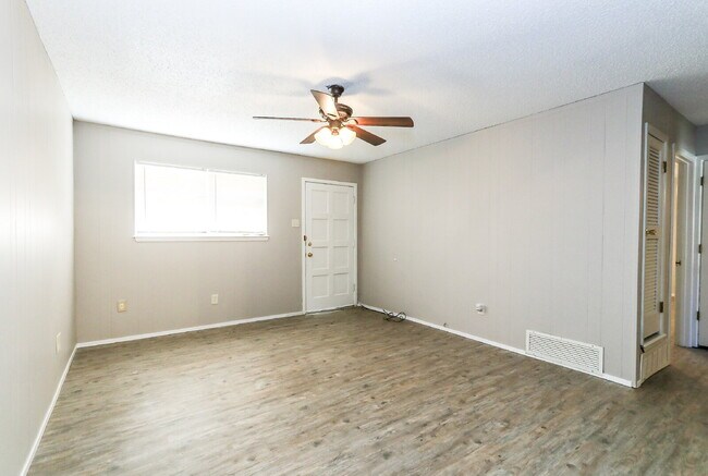 Building Photo - 2 Bedroom Duplex!
