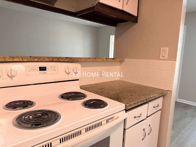 Building Photo - 2101 6th Ave N