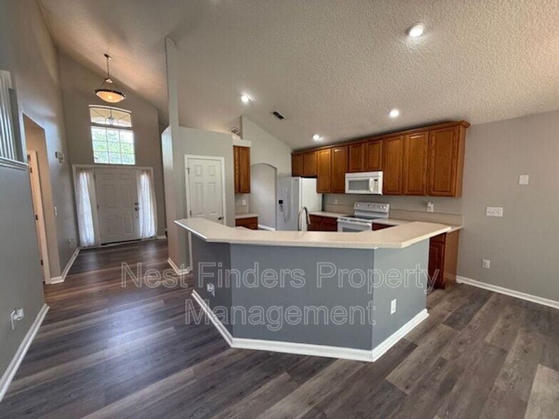 Building Photo - 830 S Lilac Loop