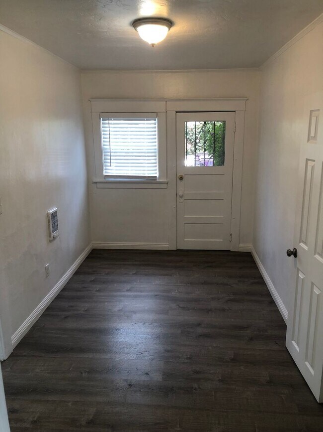 Building Photo - Lower 1 Bedroom Backhouse near Downtown Lo...