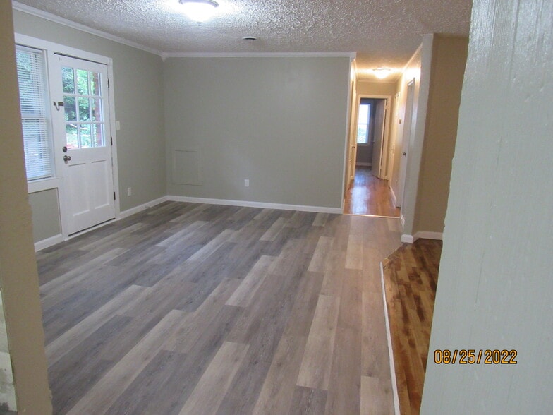 Building Photo - 2215 Macy Ave