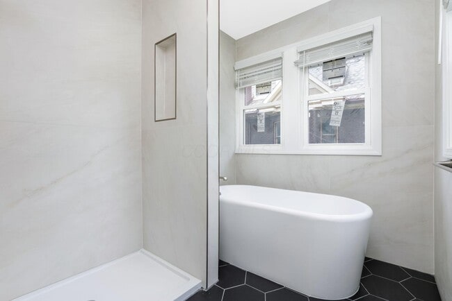 Building Photo - 412 E Oakland Ave