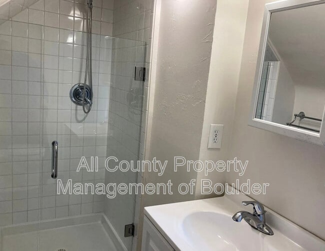 Building Photo - 1827 Grove St