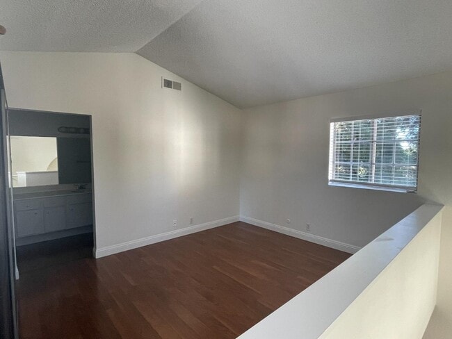 Building Photo - 740 Eastshore Terrace