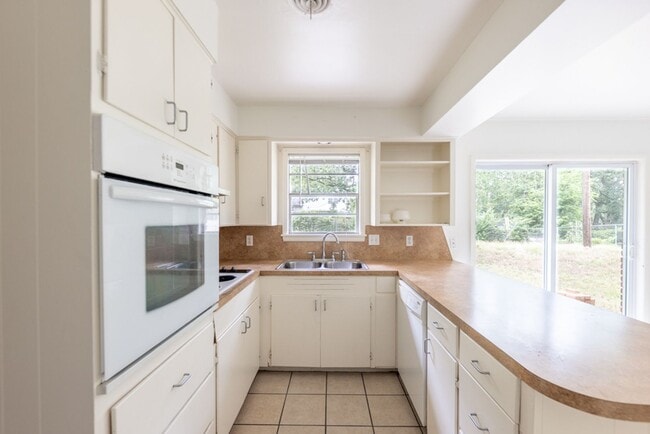 Building Photo - Charming Single-Level Brick Home with Large Yard & Patio in Little Rock