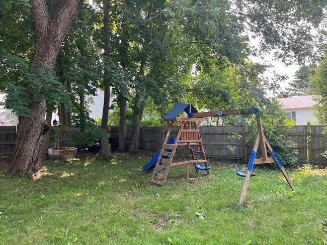 Building Photo - Rare Find Single Family Home in South Port...