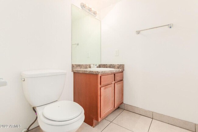 Building Photo - 2415 W Greenway Rd