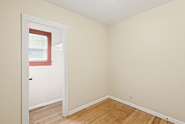 Building Photo - 811 Shoshone Pl