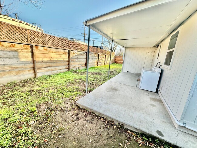 Building Photo - Fully Remodeled 3/2 in Northwest Fresno