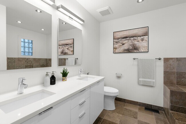 Building Photo - 1618 W Pierce Ave