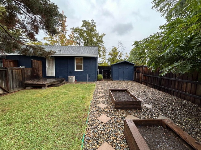 Building Photo - Cute 2 bedroom 1 bath in Tahoe Park Sacram...